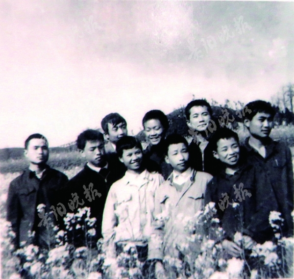 1977年春，几个高中男生在菜花地合影.jpg
