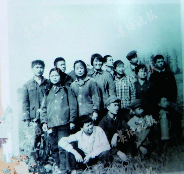 1976年，农科所子校高中生参加劳动间隙合影.jpg