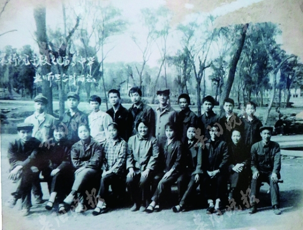 1977年春，77届高中毕业生与老师合影.jpg